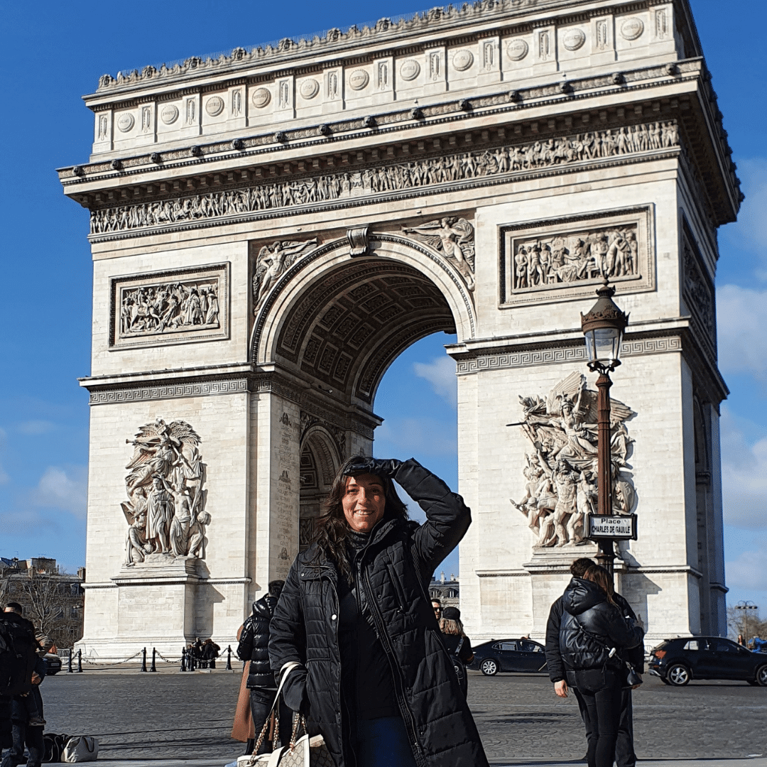 Yoshie Yamamoto en el Arco del Triunfo